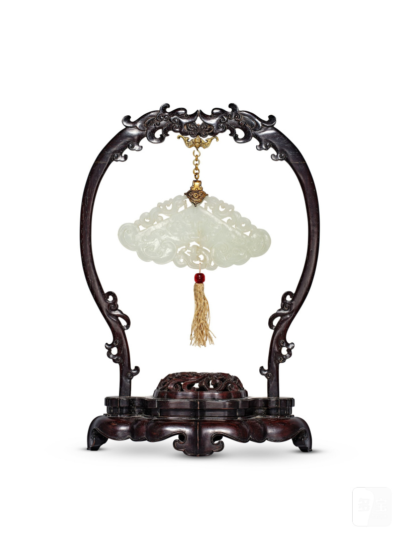 清　白玉鏤雕仿古紋牌 | A RETICULATED WHITE JADE PLAQUE WITH ZITAN STAND - 图4